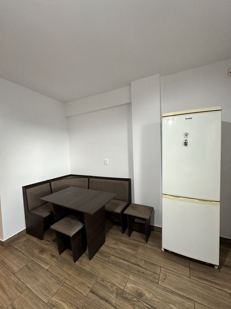 Închiriez apartament cu 2 camere