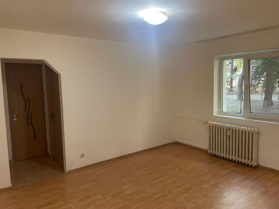 Vand apartament 2 camere semidecomandat -Piata Resita