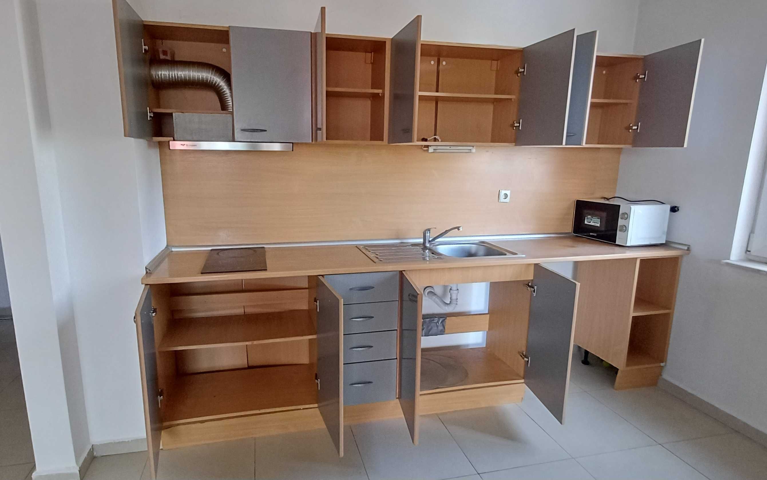 Продавам кухня с плот и уреди
