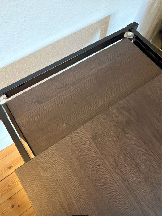 Masa extensibila potrivita pentru 6-8 persoane cu picioare metalice