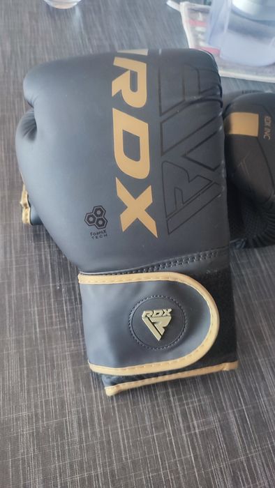 Детска екипировка за кикбокс.