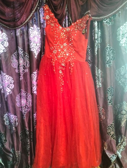 Vând rochie de ocazie in stil prințesa cu model deosebit