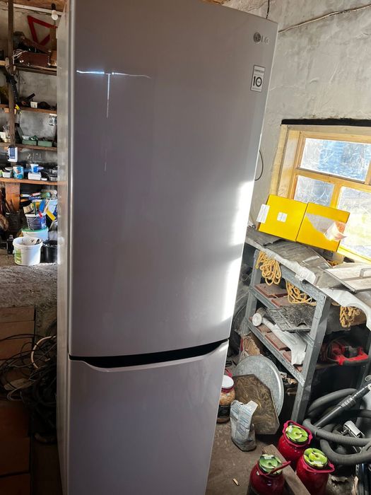 Холодильник LG. Компьютерный стол. Швейная машинка