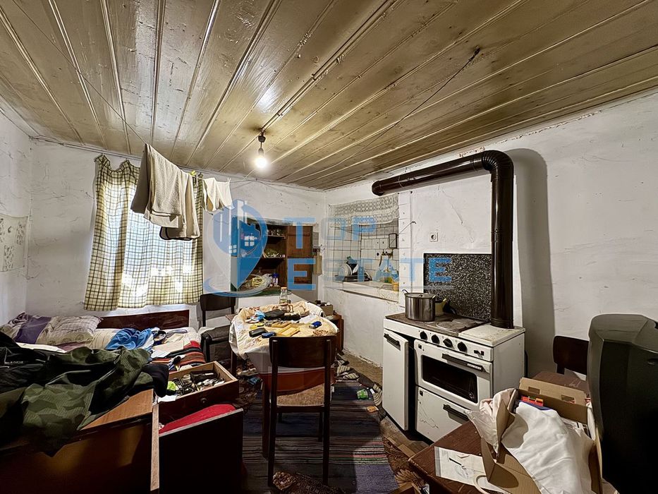 Двуетажна тухлена къща с кладенец и голям двор в село Александрово, о