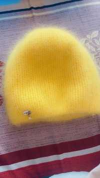Детская шапка с пухом норки ярко желтого цвета.