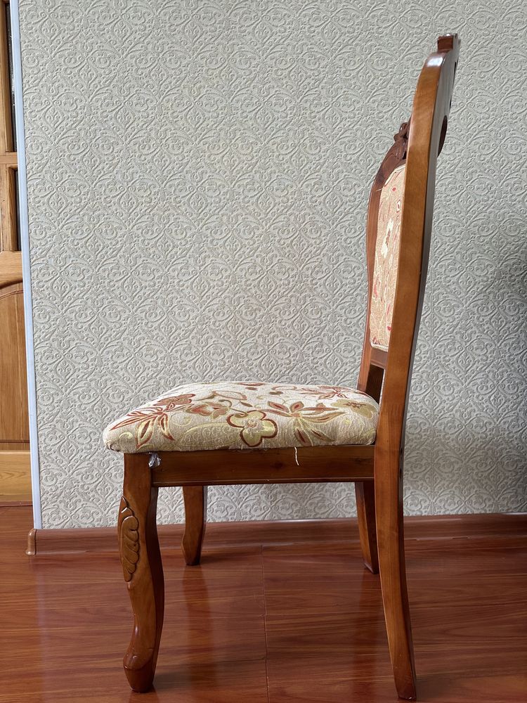 Стол , стулья в отличном состоянии