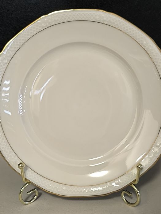 Чинии от фин порцелан със златен кант в отлично състояние