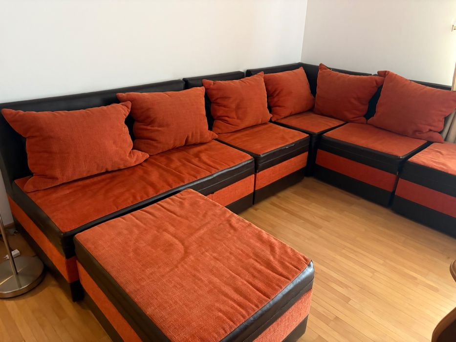 Vând canapea modulară tip colțar, formată din 6 module + taburet mare