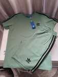 Compleu bărbați tricou și pantalon scurt Adidas