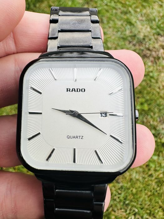 Ceas Rado True Square watch featuring a white dial