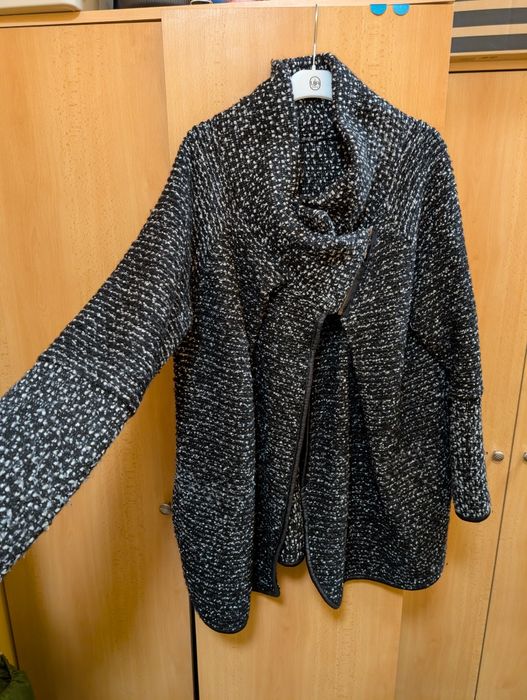 Плетено пончо с ръкави