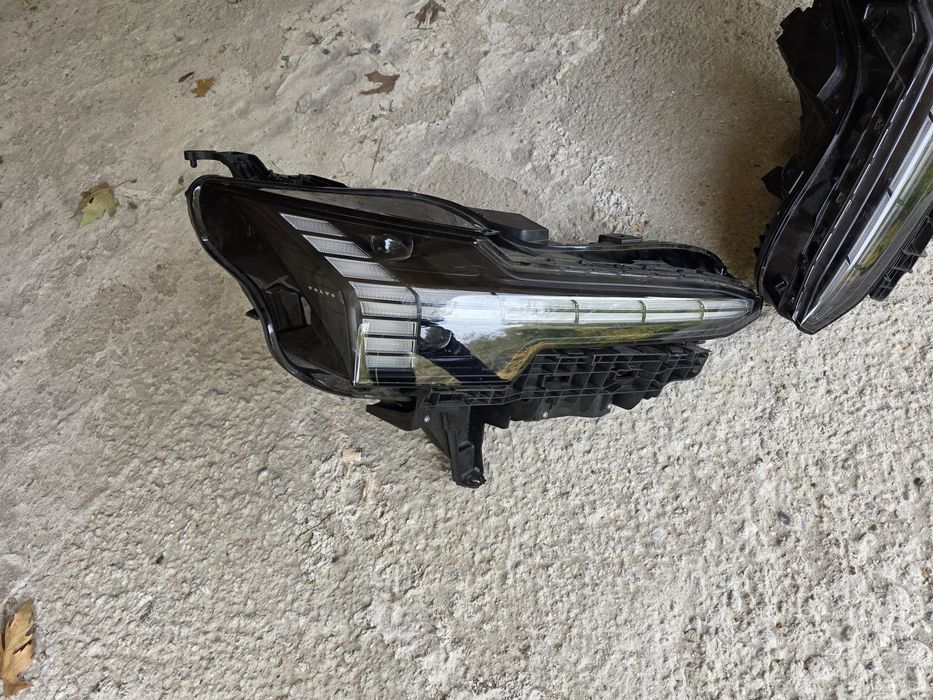 Volvo EX30 ляв и десен фар