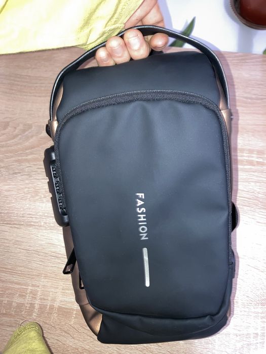 Барсетка через плечо. Удобная. Черно-коричневого цвета