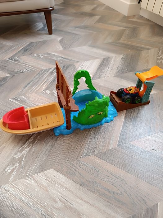 Продам фирменную игрушку Прыжок на машине над водой б/у