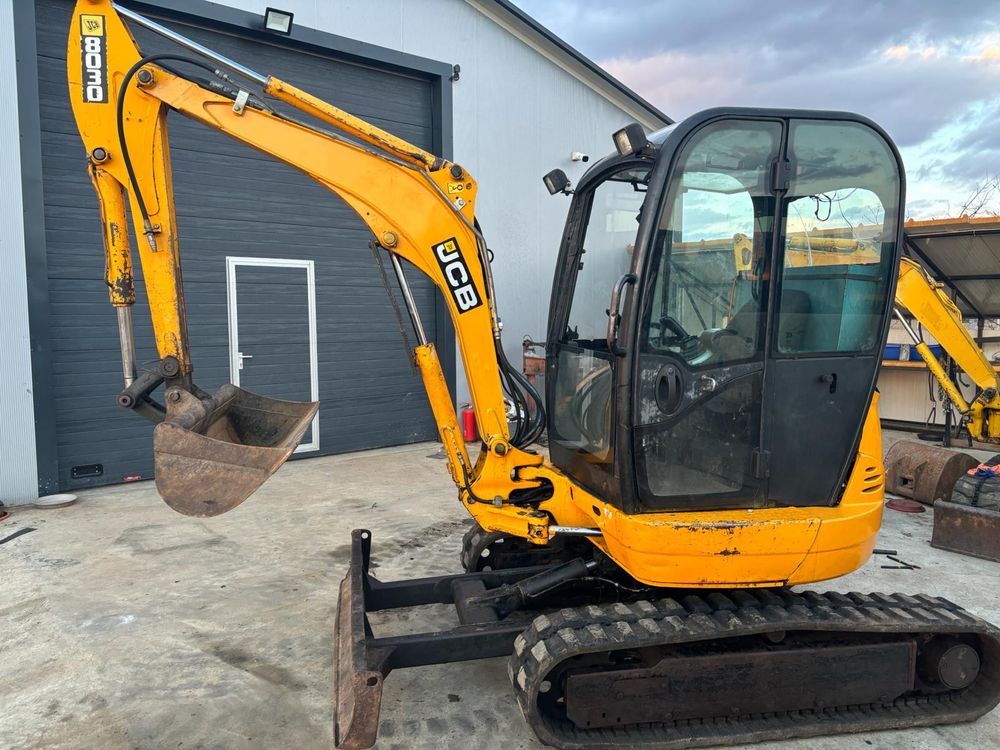 Miniexcavator JCB 3.3T / 3 cupe / accept variante