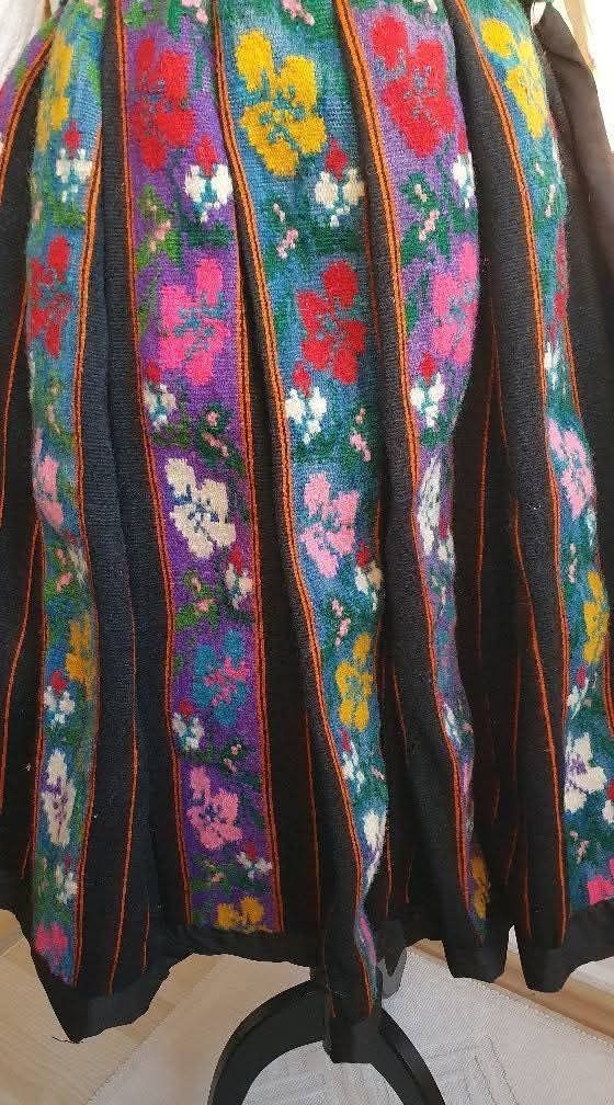 Costum popular (ie/ camasa, valnic/fota/catrinta/opreg)