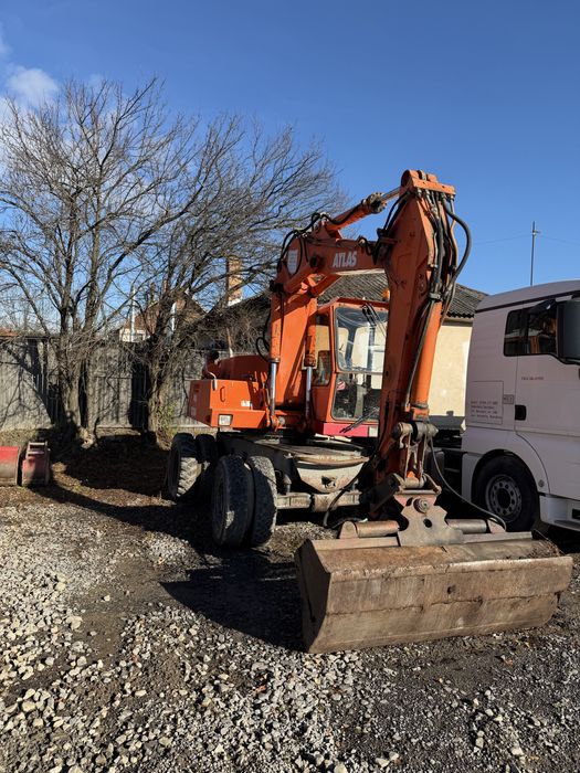 Excavator pe pneuri stare foarte buna