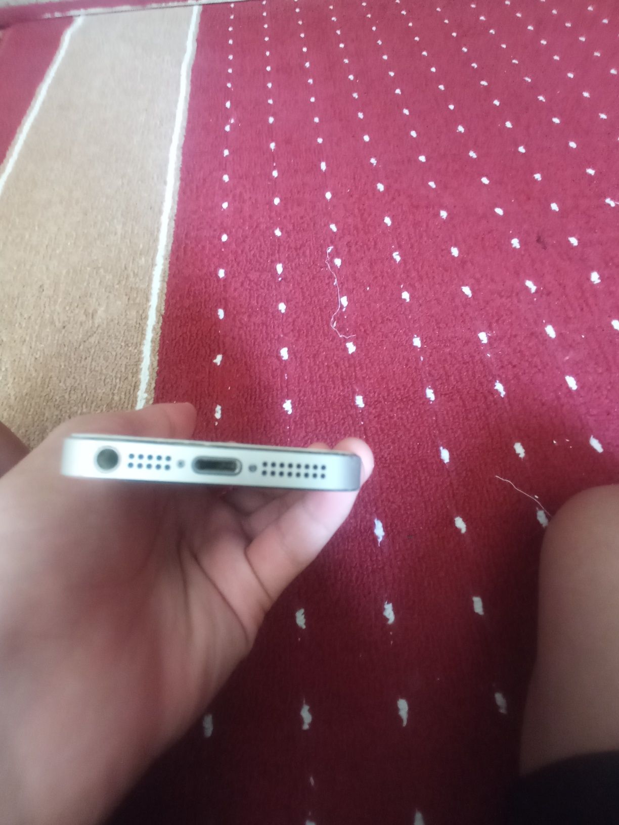 iPhone 5se sotiladi ekran yoʻq