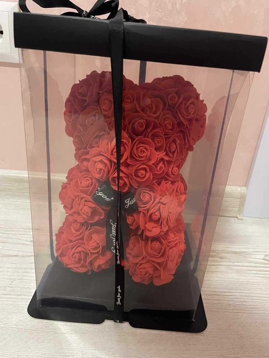 Малко мече от червени рози