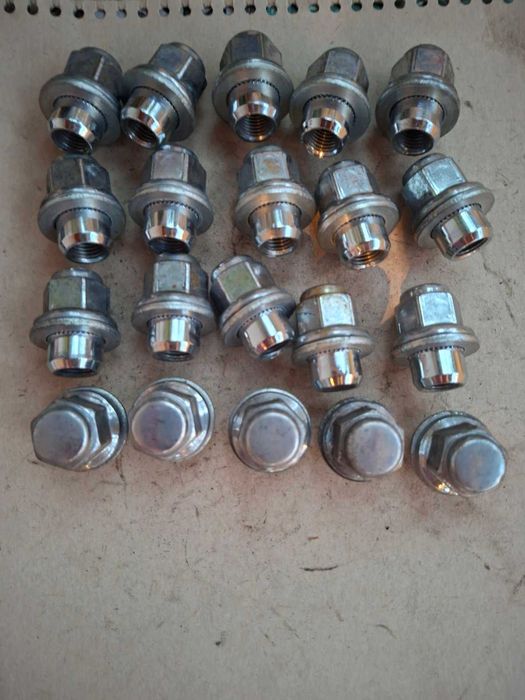 Toyota гайки за Тойота Оригинални хромирани - 20 бр .