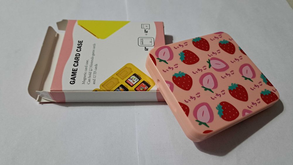 Nintendo калъф (оригинален) и кутия за по 12 игри&мемори карти.