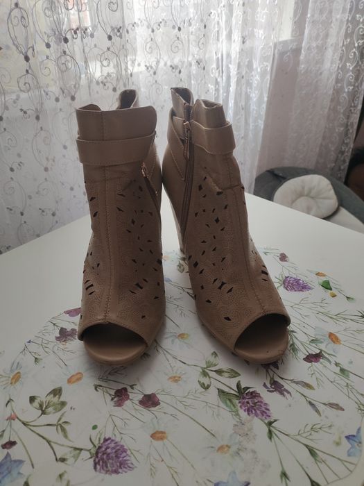 Отдам женские ботиночки бесплатно