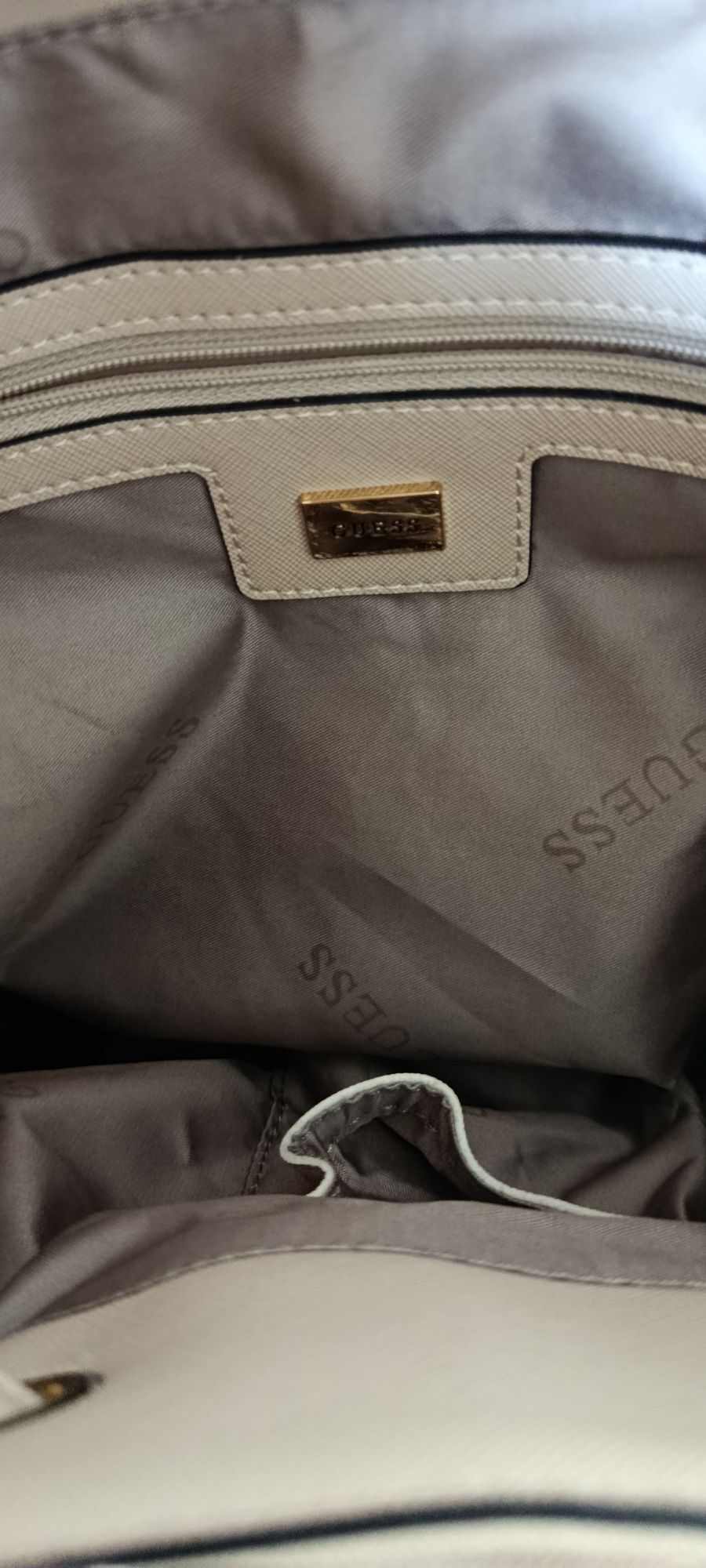 Vând rucsac Guess nou