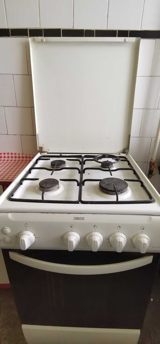 Aragaz, frigider 240 l, masina de spalat, lampadar, carucior senior