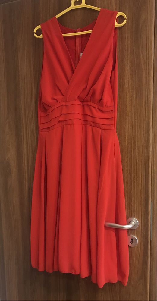 Елегантна официална раскроена рокля в червено
