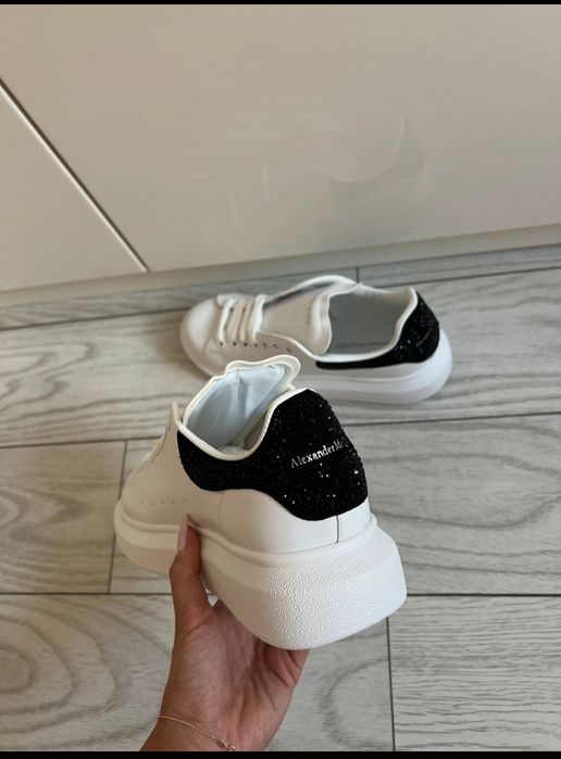 Pantofi sport Alexander McQueen originali, model cu strasuri negre – m