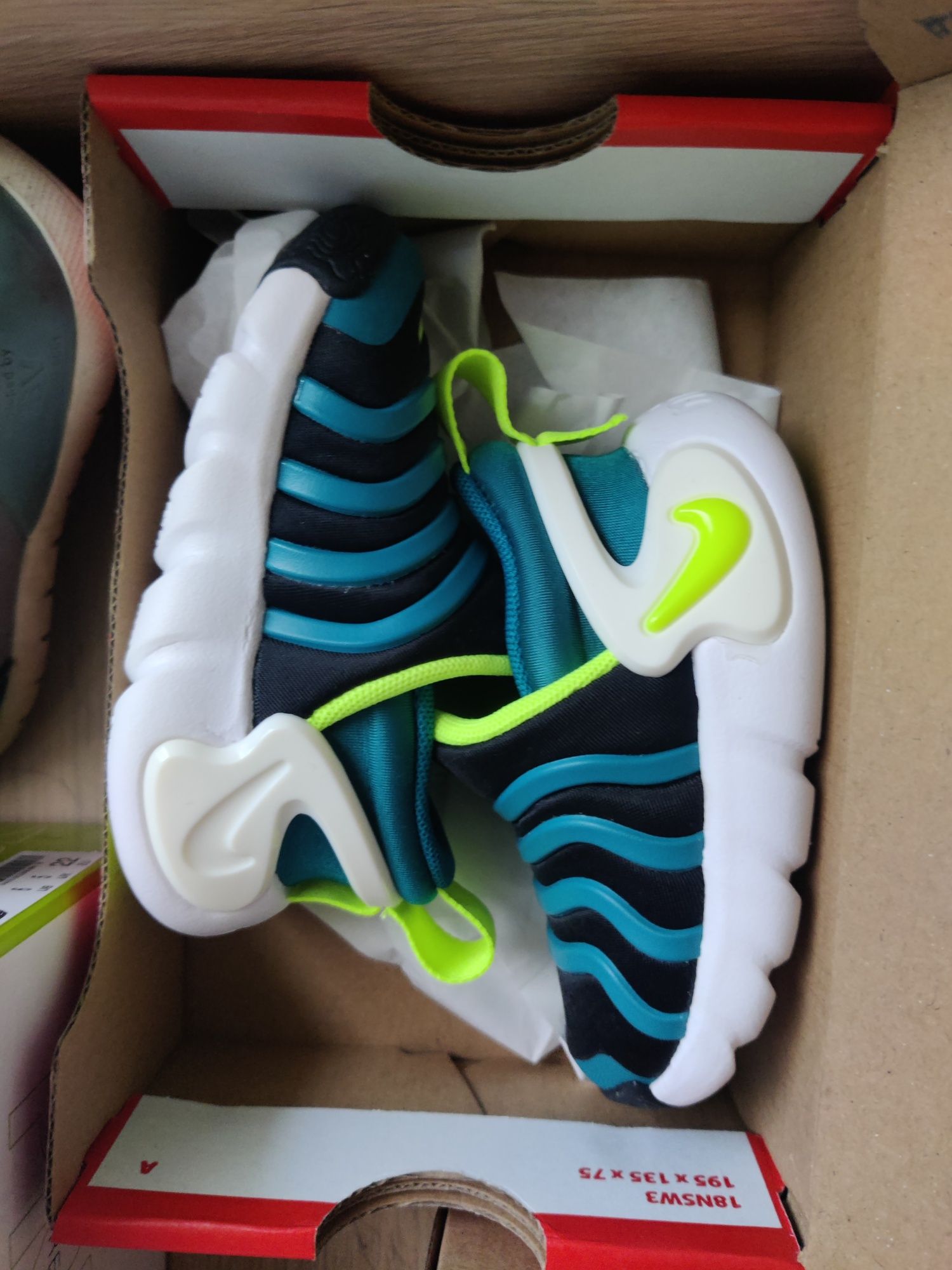 Чисто нови бебешки маратонки Nike