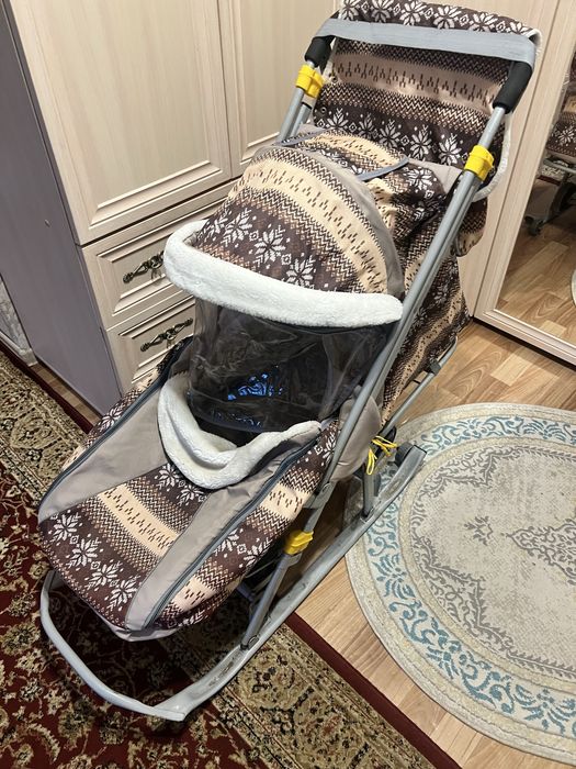 Санки с перекидной ручкой, имеются выдвижные колеса