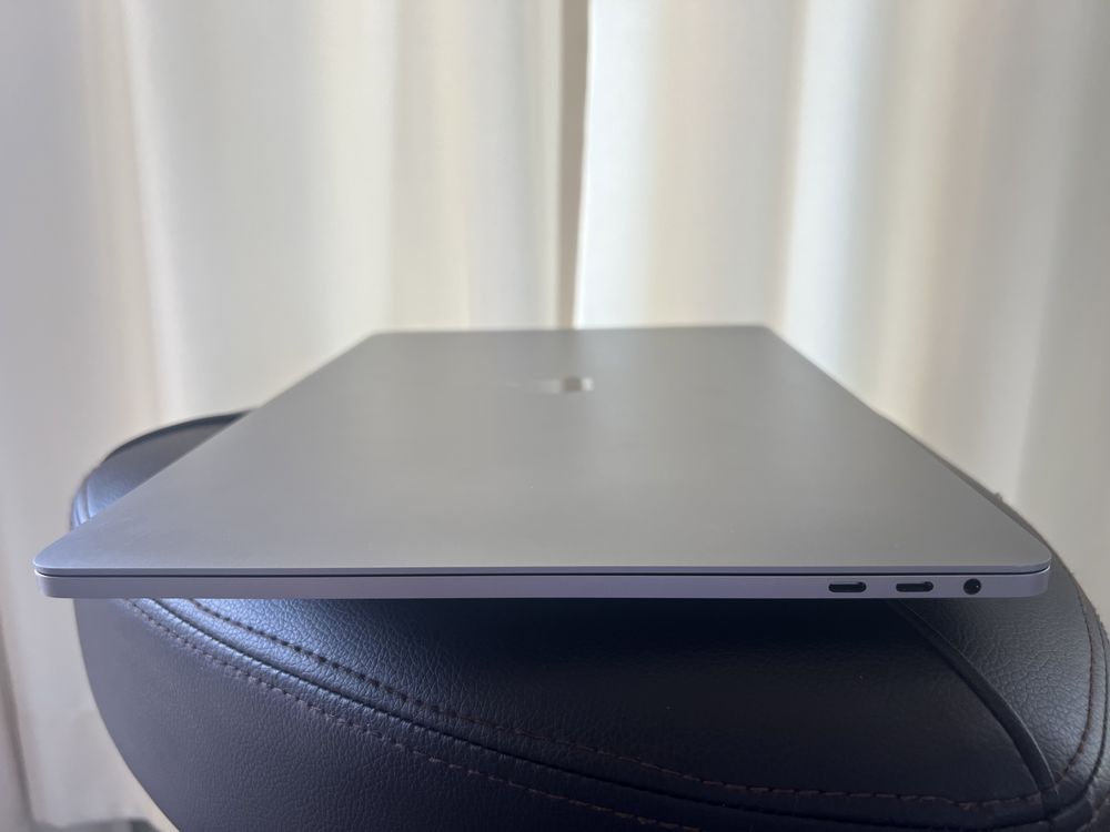 КАТО НОВ* Mac Book Pro 15 Touch Bar* i7 Quad-Core/16GB RAM/256GB SSD