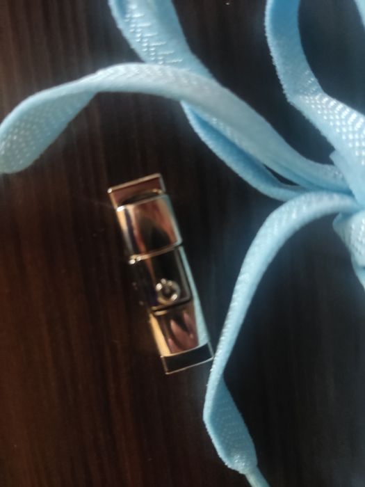 Мързеливи връзки с красива закопчалка за вашите обувки