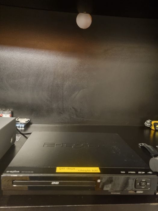 DVD player ,cu putine ore de functionare .