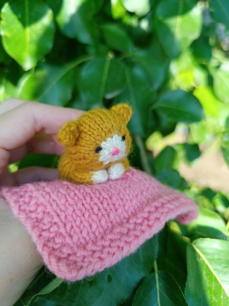 Котенок вязанный спицами