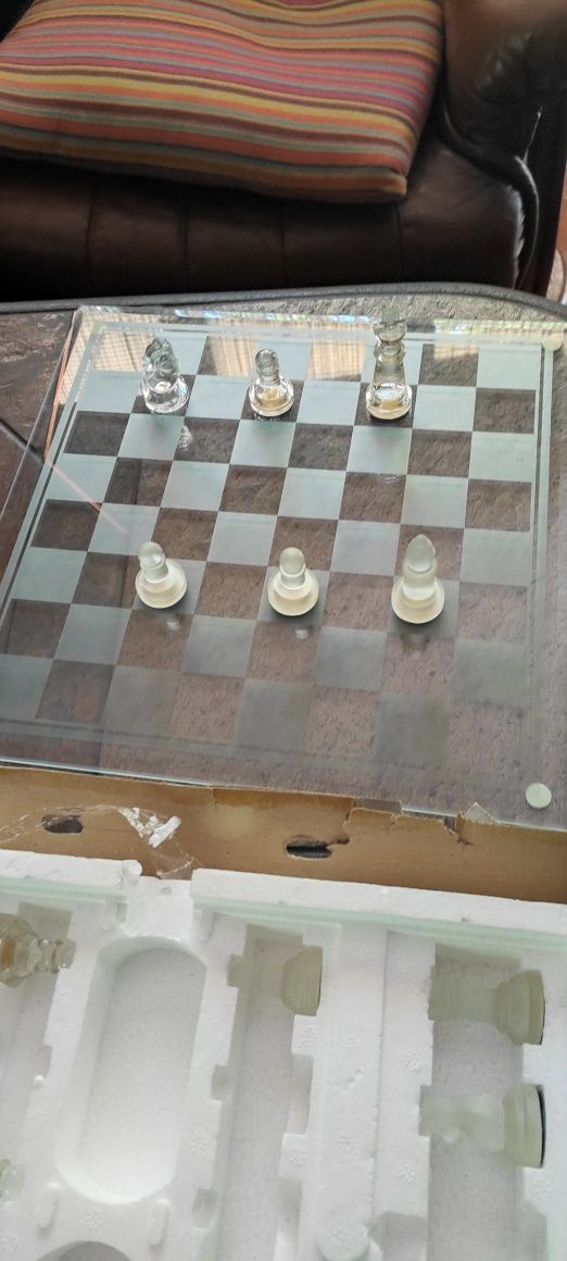 Шахмат от гравирано стъкло