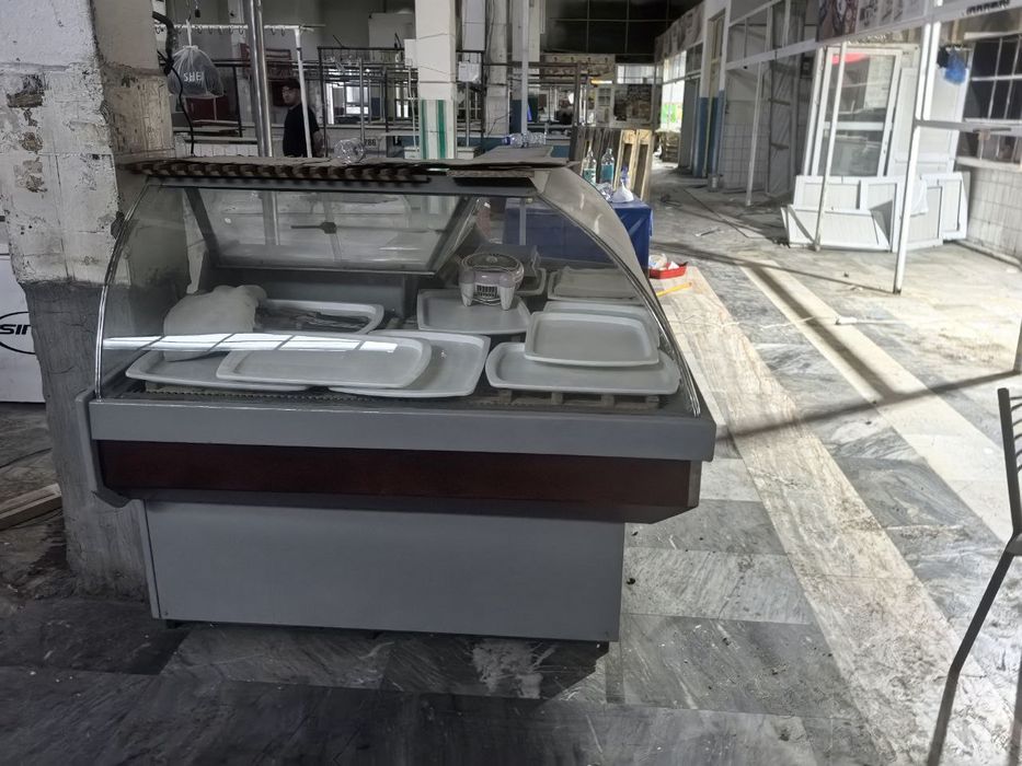 Vetriniy xolodilnik sotiladi