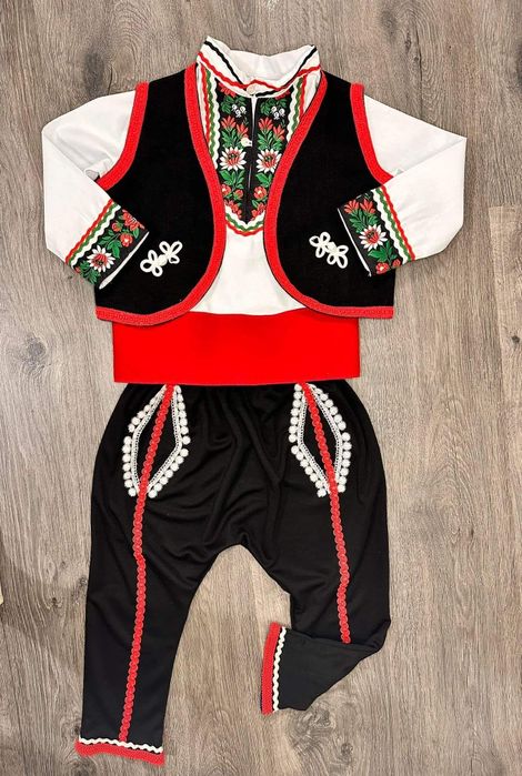 Народни носии за празник