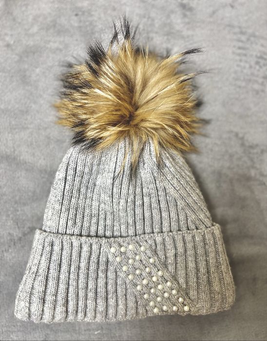 Зимняя шапка с помпоном.
