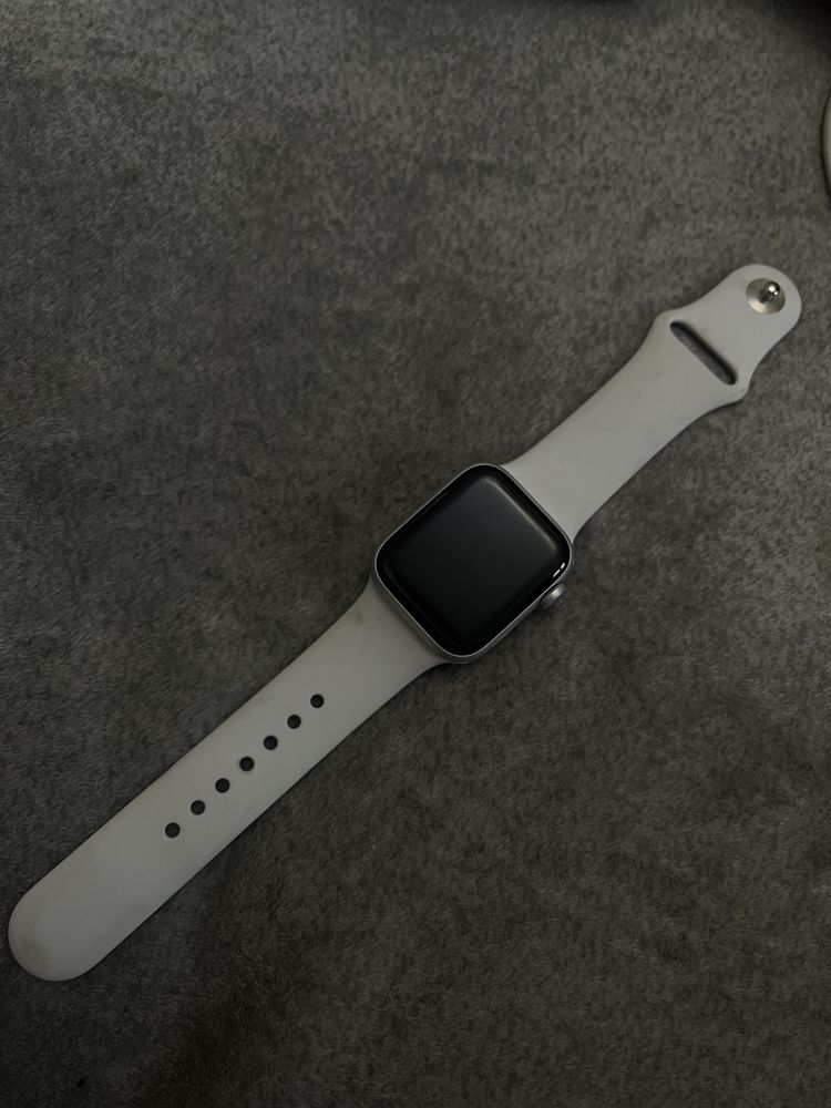Продаю Apple watch SE 2 gen 44 mm, в хорошем состоянии.