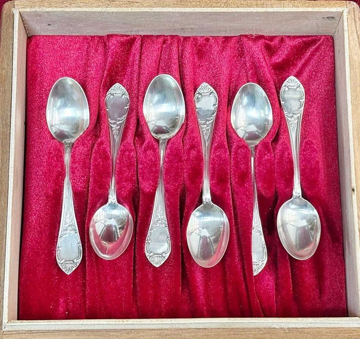 set 6 lingurite + ornament floral din argint in cutie vintage din lemn