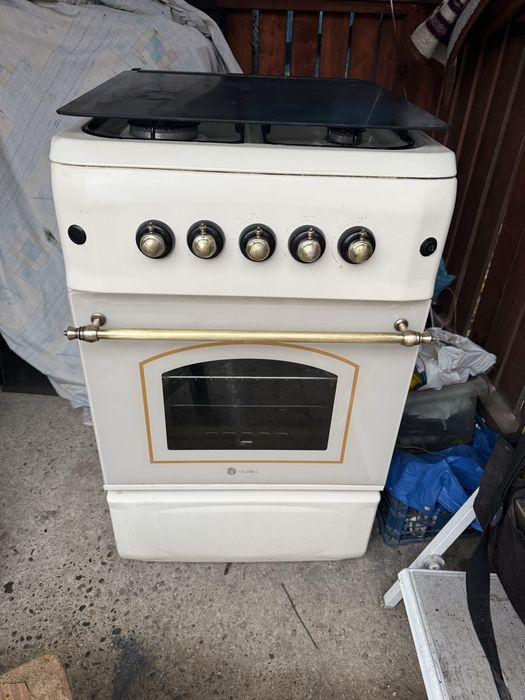 Vand aragaz cu patru ochiuri