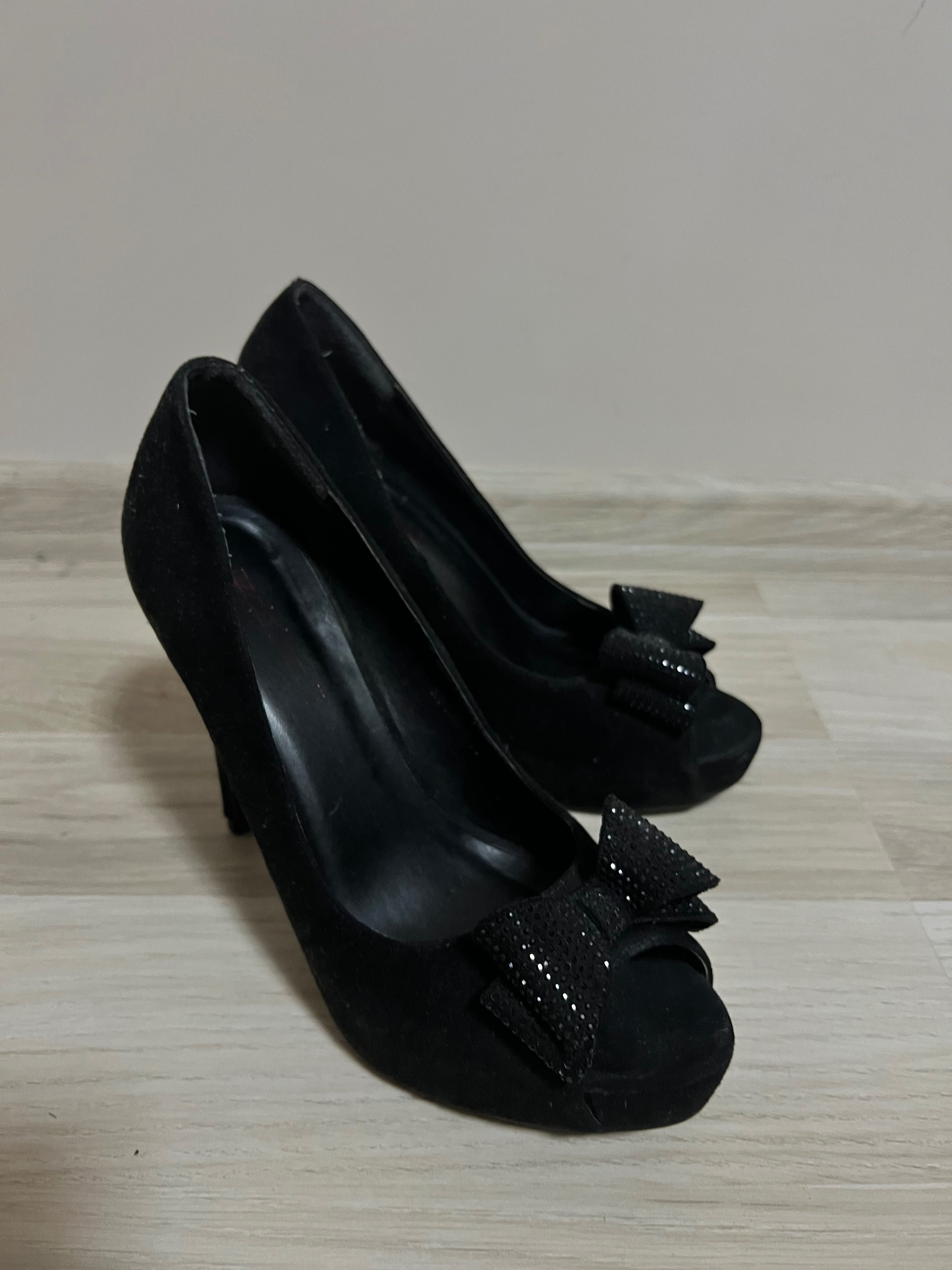Черни велурени сандали