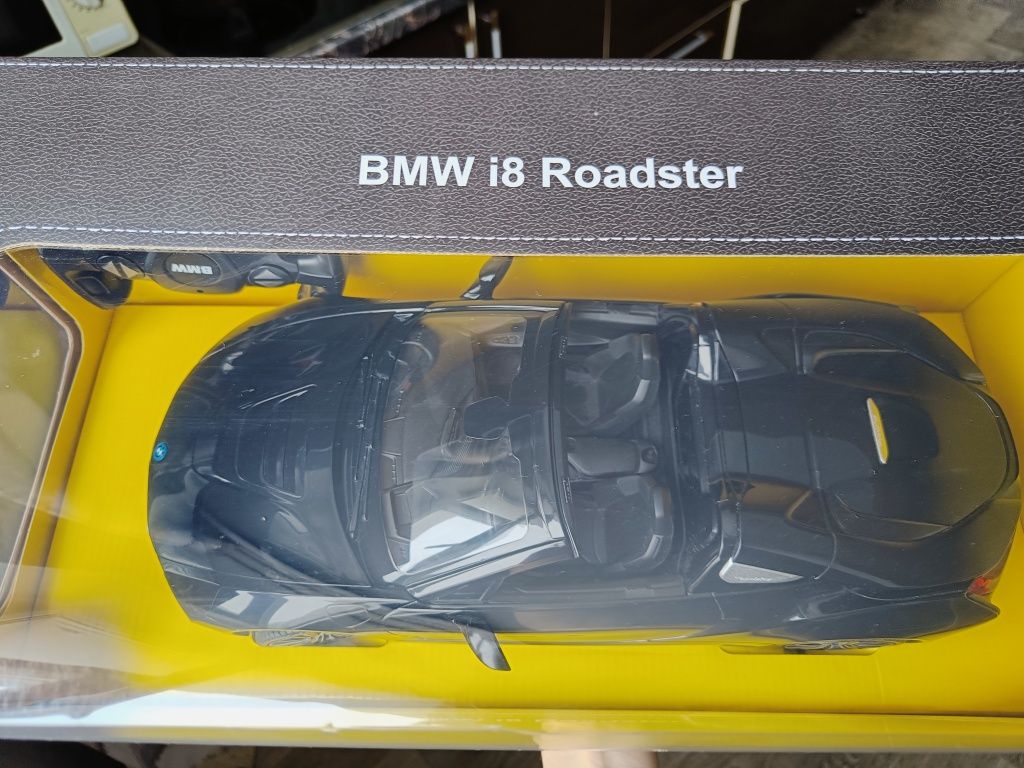 Продам машинку на пульте БМВ BMW i8 roadster 1/12