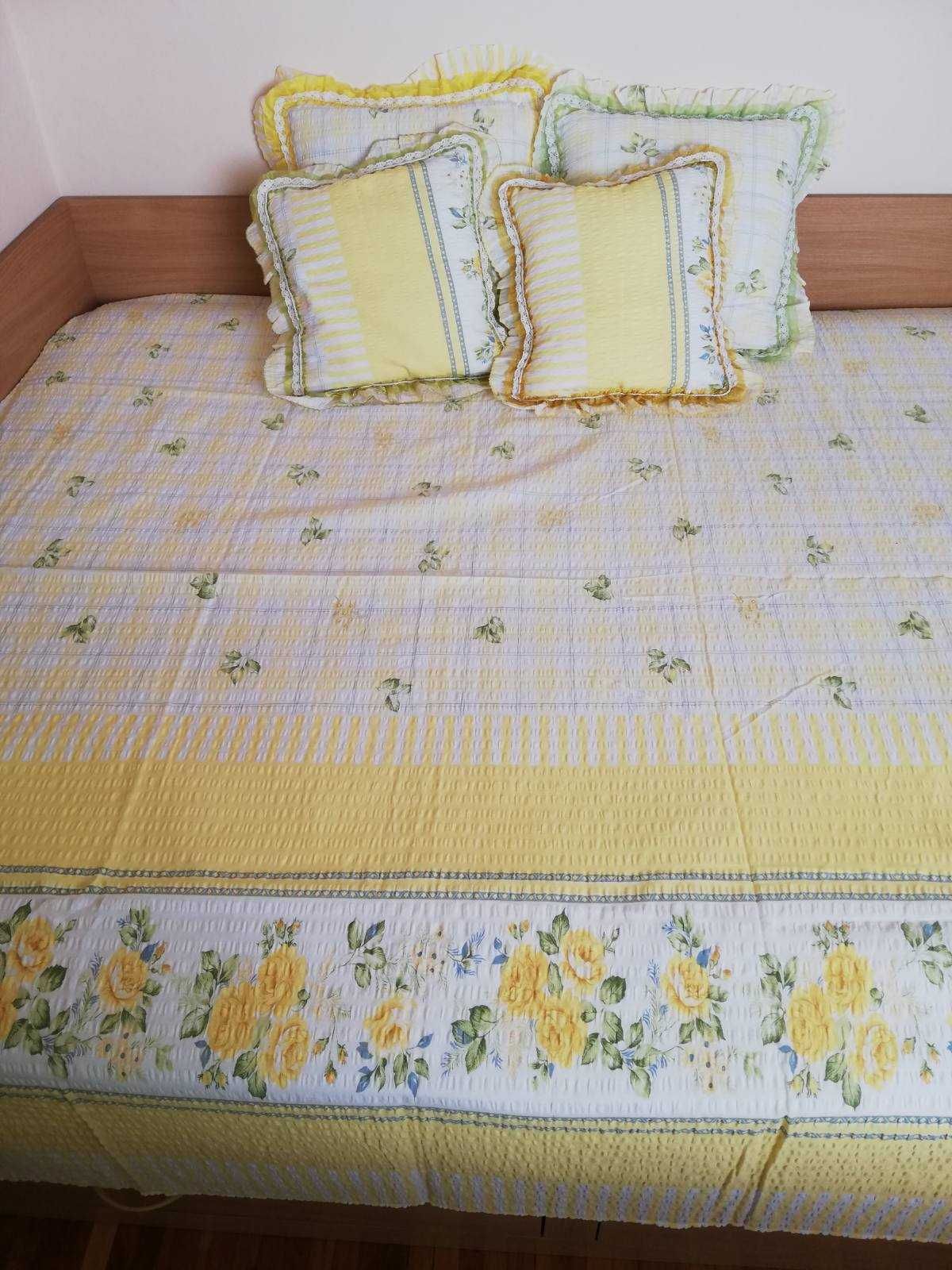 Покривка за диван, легло комплект с 4 бр. възглавници НОВИ