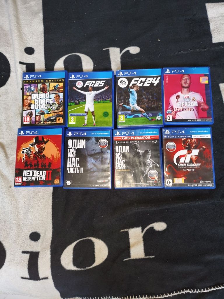 Продам игровую консоль PS4 SLIM