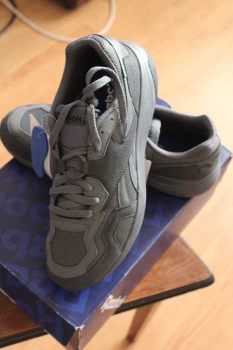 REEBOK, adidasi noi cu etichetă.