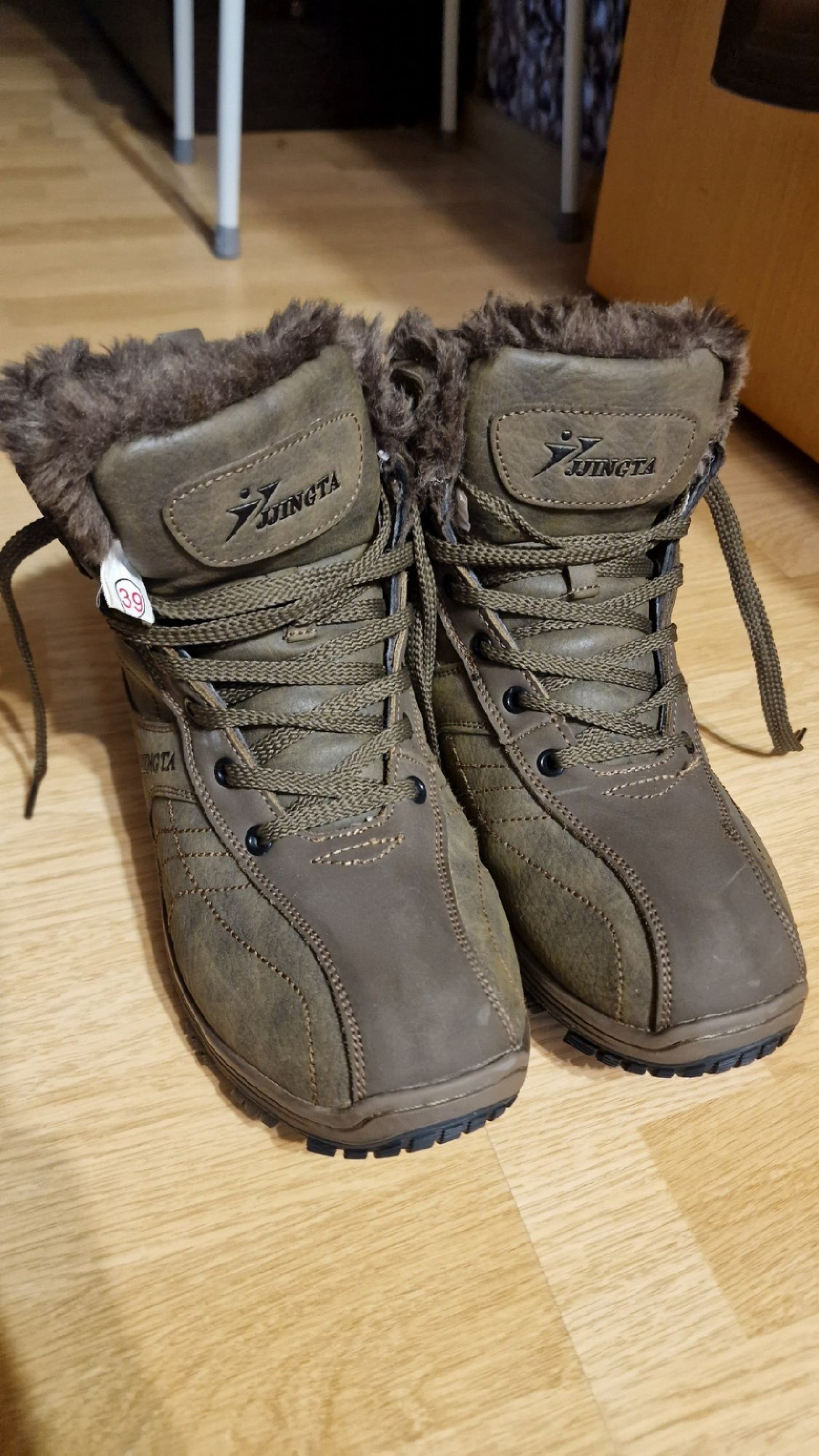 Продам зимнюю обувь