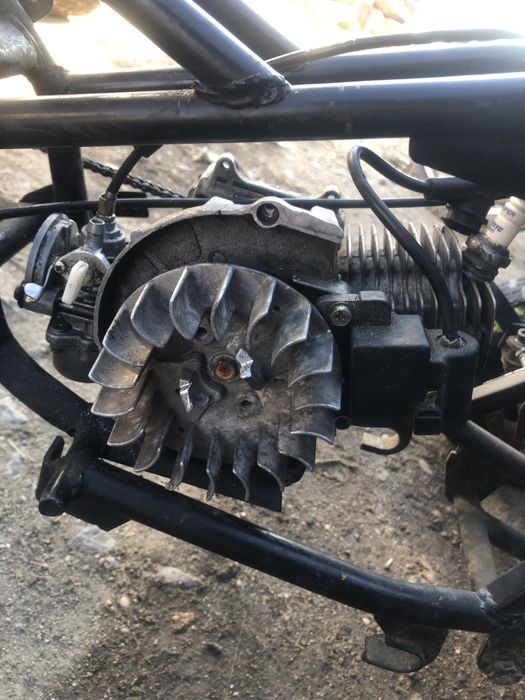 Vand atv de 49 defect si 2 roti sparte